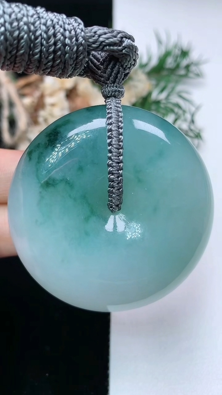 天然A货翡翠飘花平安扣吊坠，尺寸48.3-13，重量:66.30g
3月31日