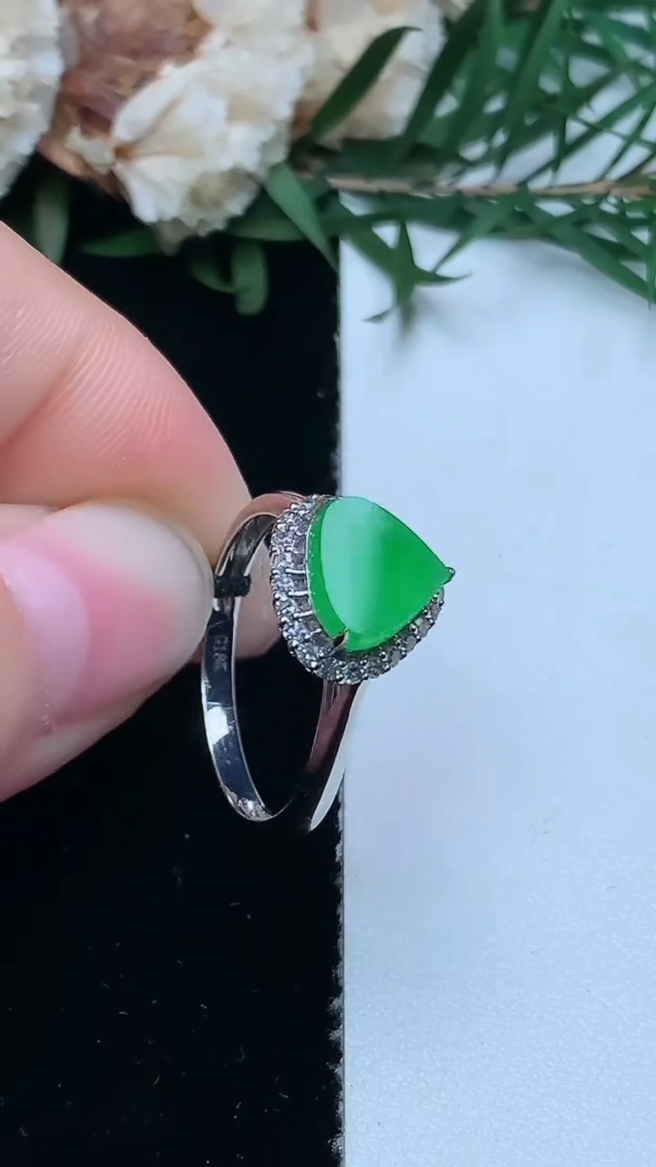 天然A货翡翠水滴戒指，尺寸17.3-7.7-8，重量:2.31g2026年3月31日
工厂直销收藏佳品,种好水足，色泽均匀，有种有色，上手高大气！
