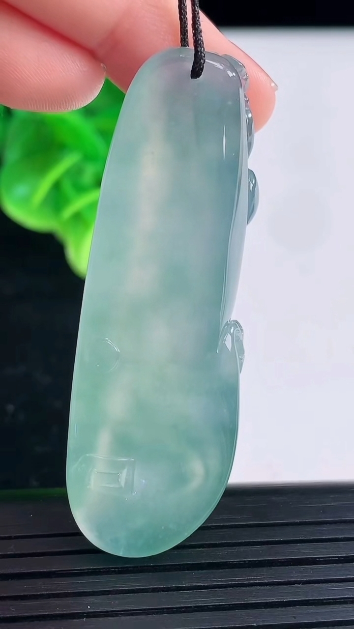 天然A货翡翠悟道吊坠尺寸53.3-17.1-10.4重量:16.26g
3月31日