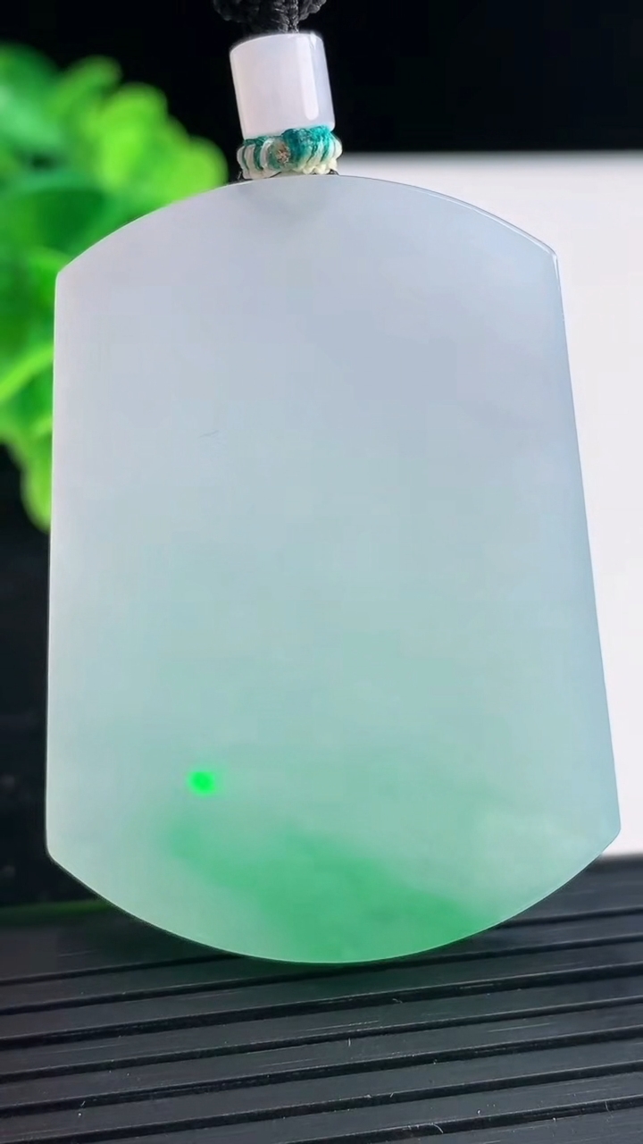 天然A货翡翠无事牌吊坠尺寸51.1-38-5.9重量:37.44g
3月31日