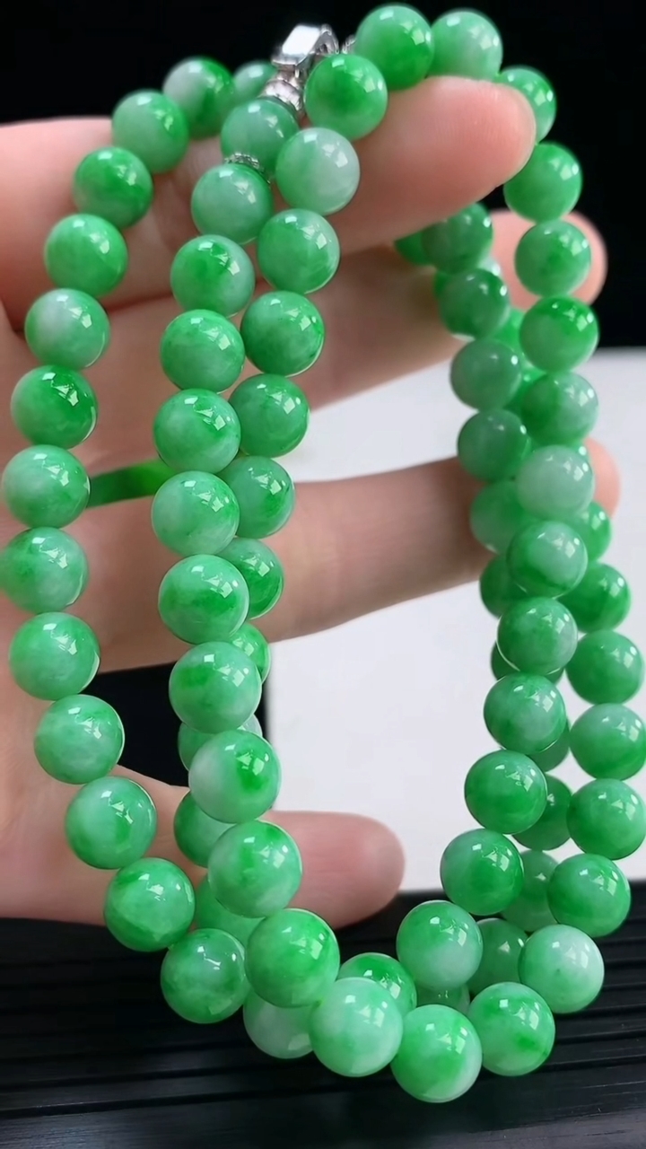 天然A货翡翠圆珠项链尺寸7.1-84颗重量:53.82g
3月31日