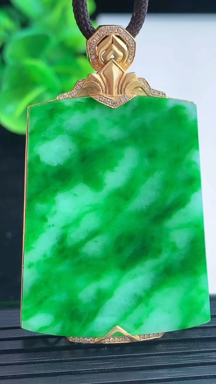 天然A货翡翠无事牌吊坠尺寸53-32.2-6.6重量:14.22g
3月31日