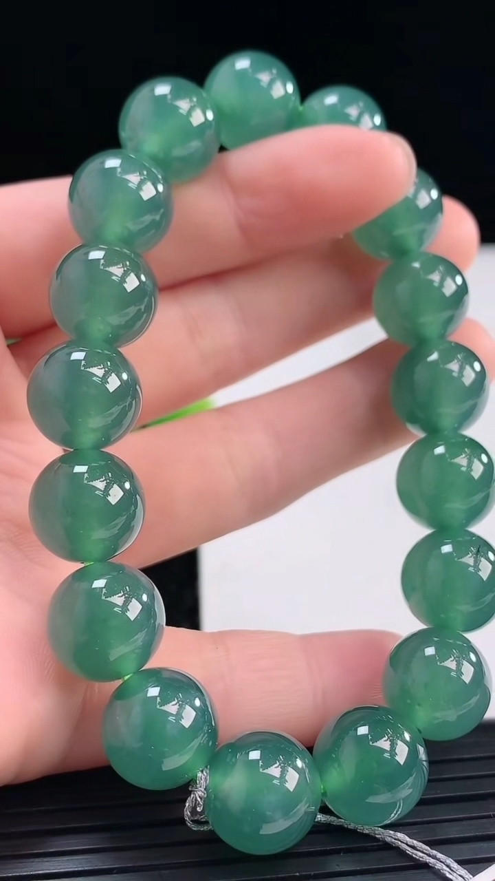 天然A货翡翠圆珠手串尺寸11.6-17颗重量:48.11g3月31日
工厂直销收藏佳品,种好水足，色泽均匀，有种有色，上手高大气！