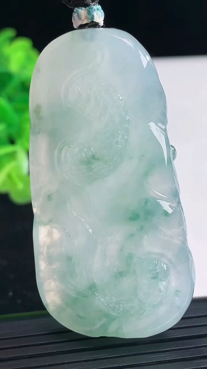 天然A货翡翠种飘花龙牌吊坠尺寸58.4-30.6-11.3重量:39.79g
3月31日