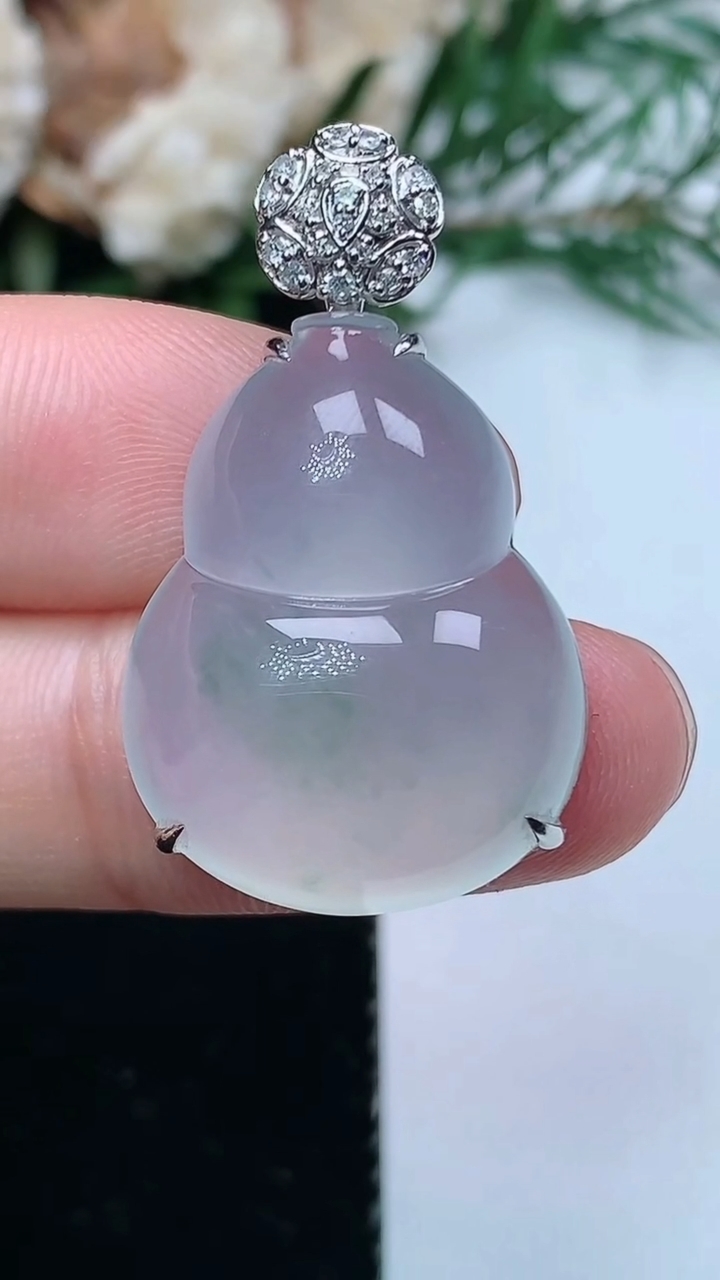 天然A货翡翠飘花葫芦吊坠，尺寸23.6-18.4-8.2，重量:6.58g
3月31日