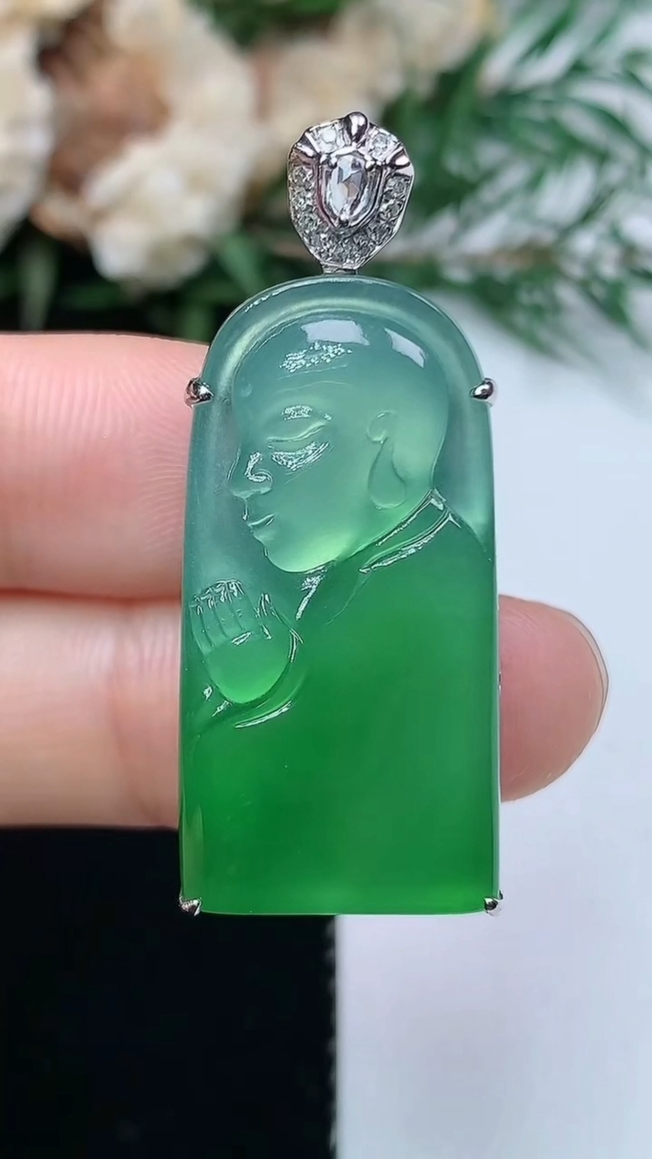 天然A货翡翠佛头吊坠，尺寸29.4-15.4-8.7，重量:8.77g
3月31日