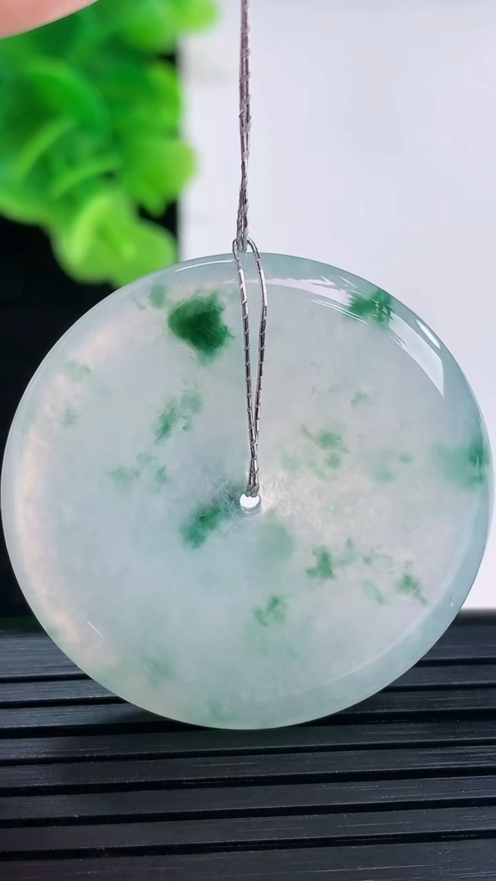 天然A货翡翠种飘花平安扣吊坠尺寸36.1-5.6重量:16.30g
3月31日