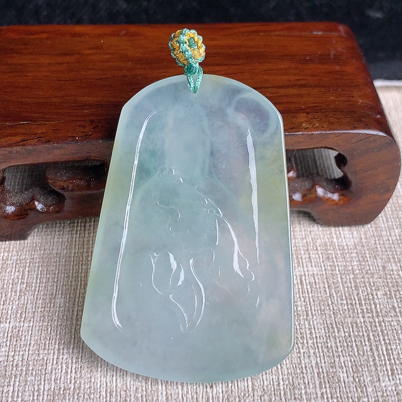 天然A货翡翠飘黄翡大势至菩萨吊坠 
尺寸53-35.8-5.8mm 重量22.42g 0329