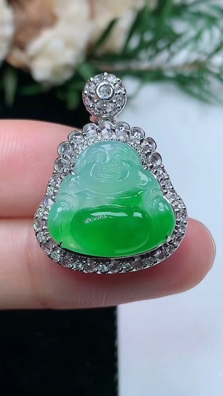 天然A货翡翠佛公吊坠，尺寸26-19.6-12，裸石14.4-15.3，重量:5.69g
3月31日