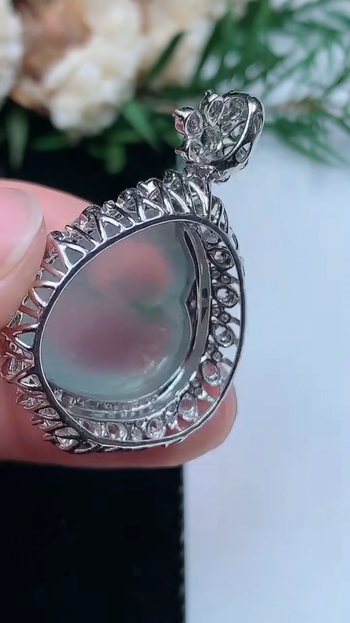 天然A货翡翠飘花葫芦吊坠，尺寸33.3-23.6-12.5，裸石17.3-19
3月31日