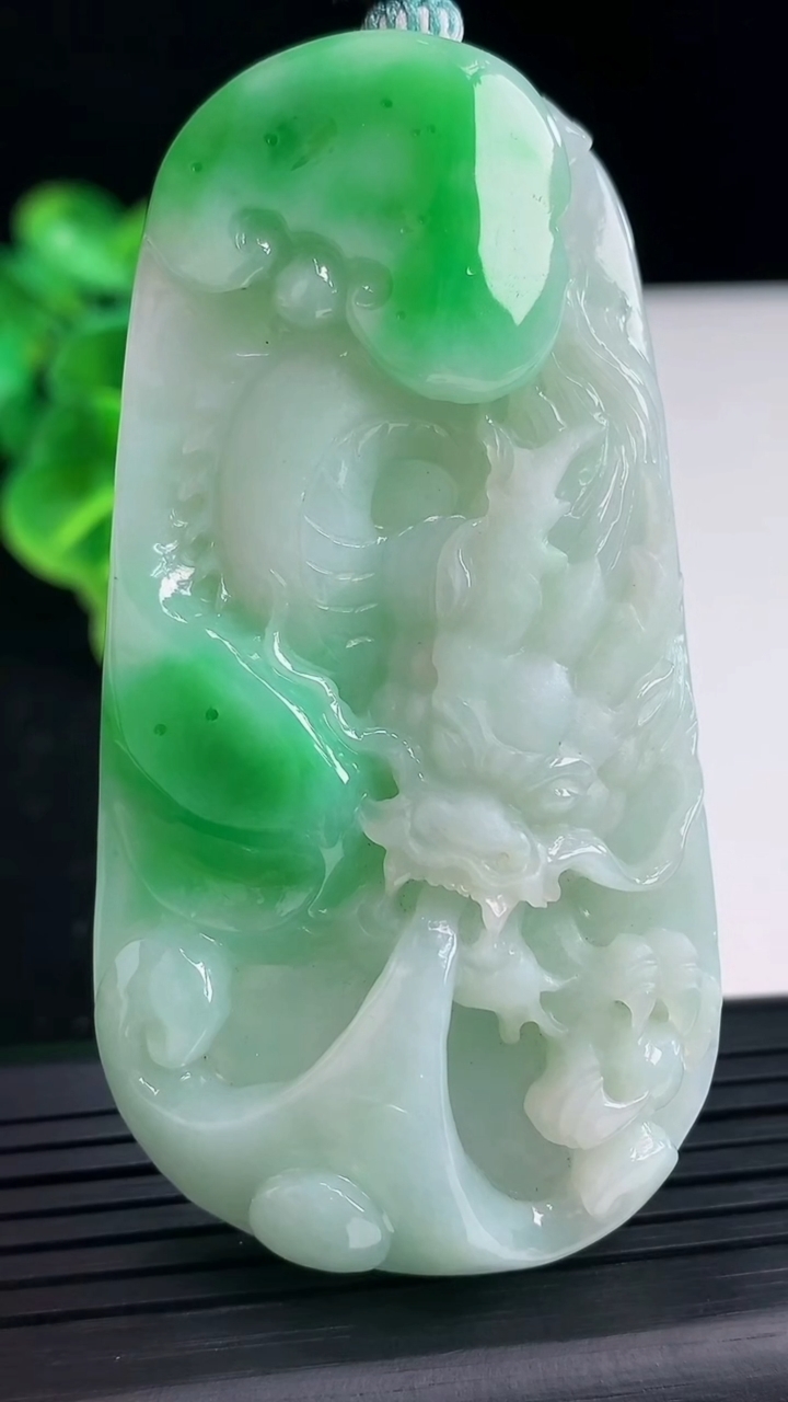 天然A货翡翠龙牌吊坠尺寸71.6-36.8-14.2重量:64.19g
3月31日