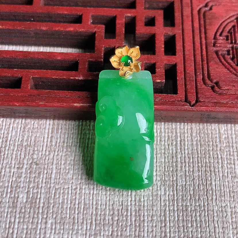 天然A货翡翠18K金扣头飘绿竹节节节高升吊坠 
尺寸28.8-23.6-11.8-6.5mm 重量3
