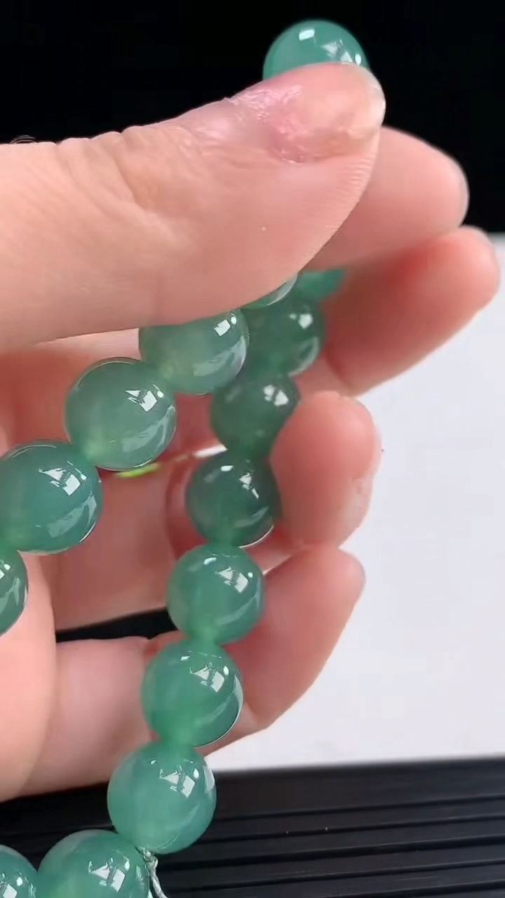 天然A货翡翠蓝水圆珠手串尺寸9.8-20颗重量:33.09g3月31日
工厂直销收藏佳品,种好水足，色泽均匀，有种有色，上手高大气！