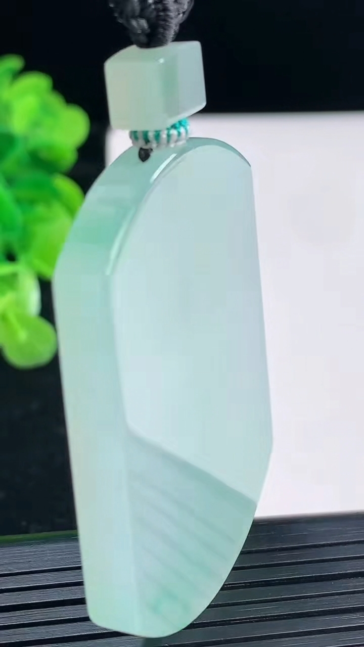 天然A货翡翠无事牌吊坠尺寸51-38.1-5.7重量:39.57g
3月31日