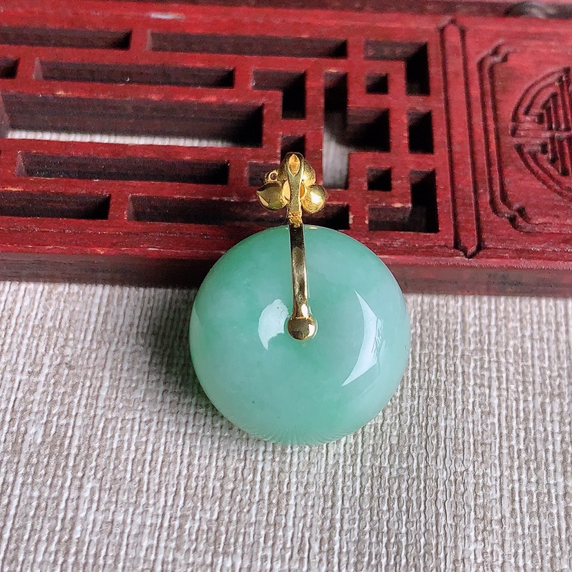 天然A货翡翠18K金镶嵌飘绿平安扣吊坠 
尺寸27-20-12.3mm 重量10.65g 0329