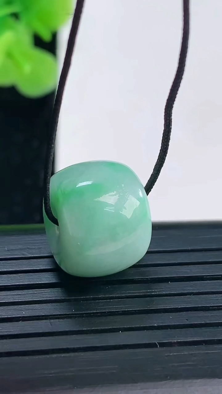 天然A货翡翠路路通吊坠尺寸15.1-12重量:6.06g
3月31日