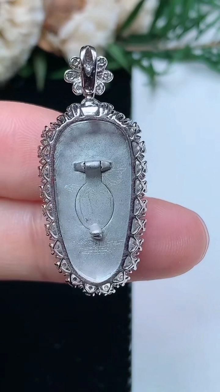 天然A货翡翠金枝玉叶 叶子吊坠，尺寸33.3-14.7-7.7，裸石22.6-11.3，重量:5.03g
3月31日，重量:5.03g