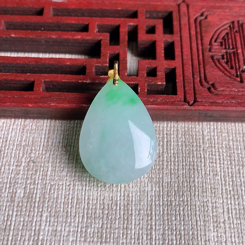 天然A货翡翠18K金扣头飘阳绿水滴吊坠 
尺寸26-22-16-9.2mm 重量5.53g 0329