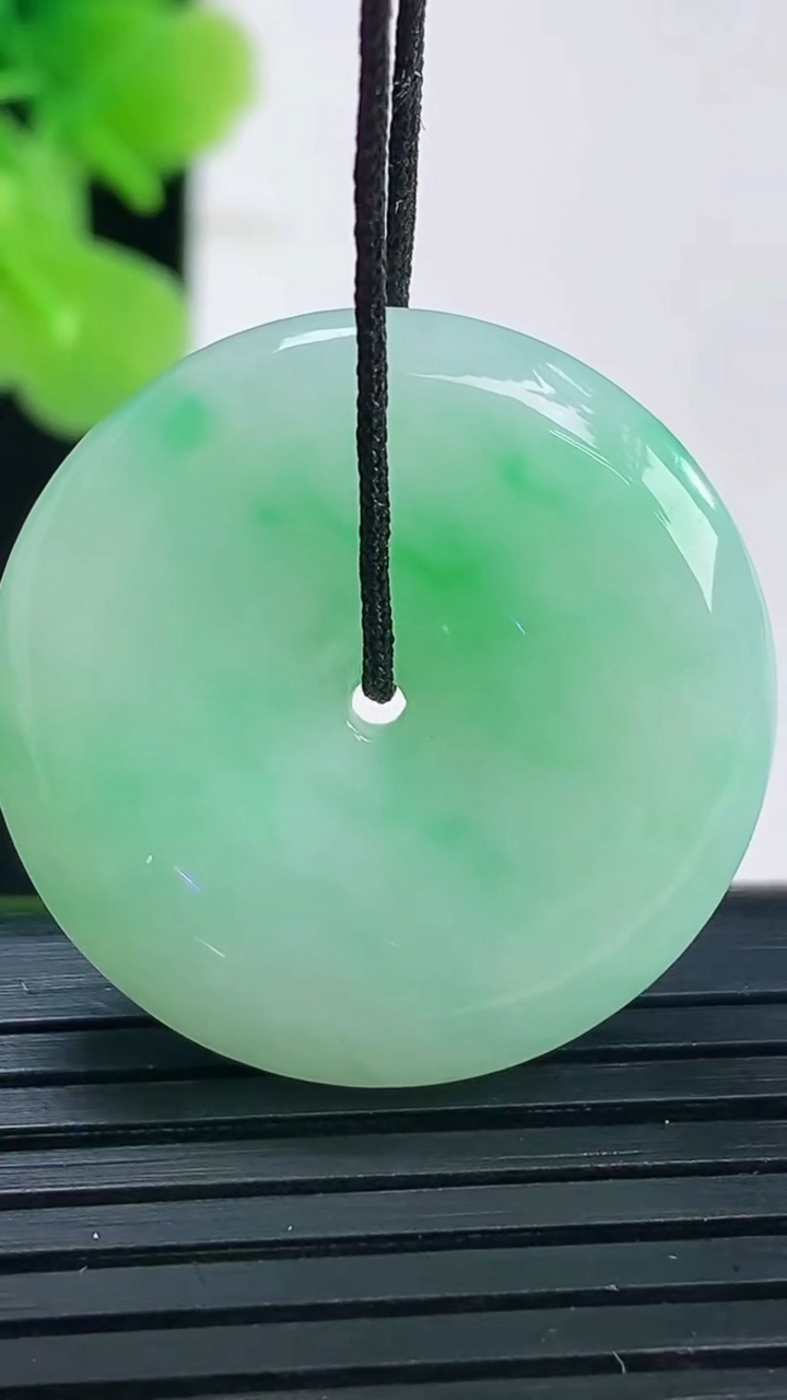 天然A货翡翠平安扣吊坠尺寸26.4-5.7重量:8.81g
3月31日