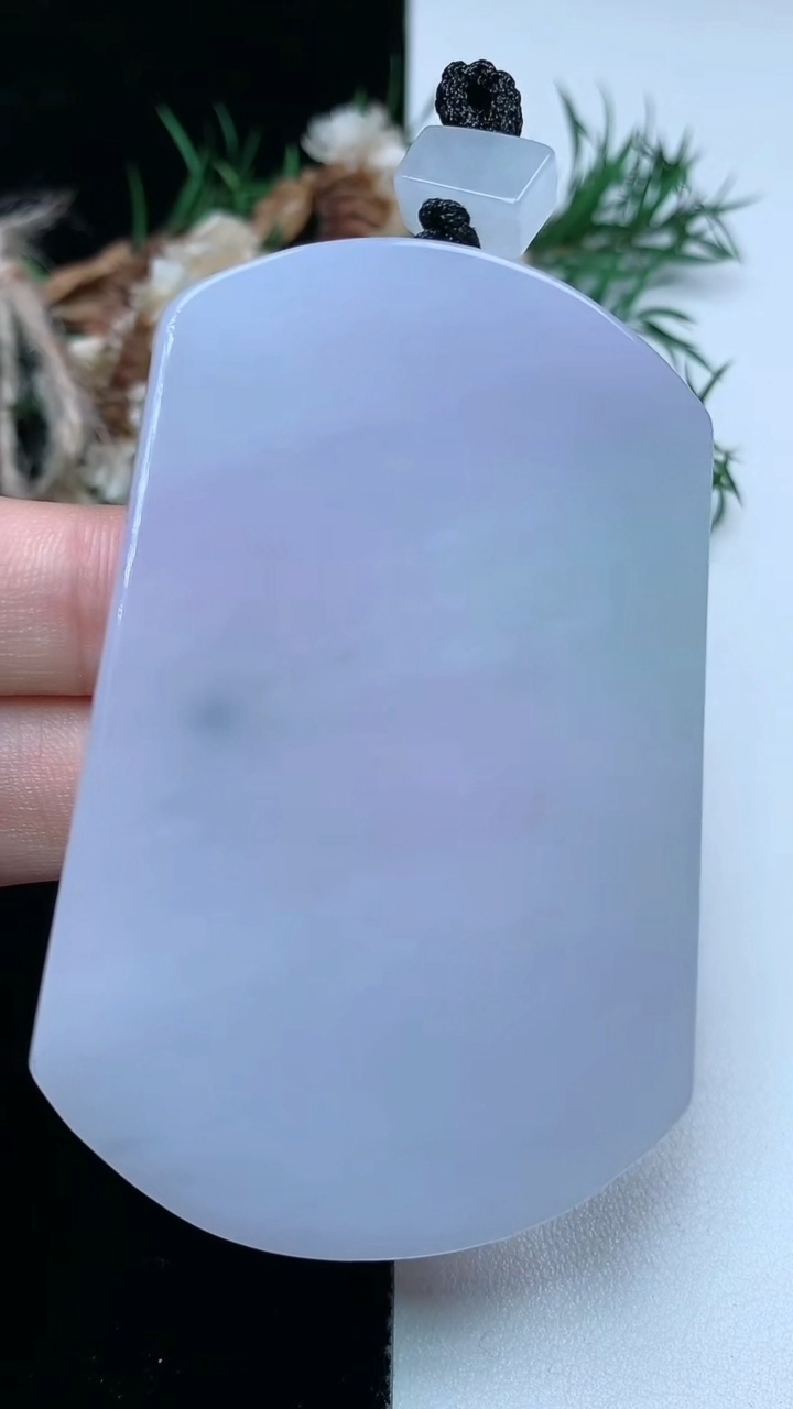 天然A货翡翠紫罗兰 飘花无事牌吊坠，尺寸68.5-45-5.5，重量:51.28g
3月31日