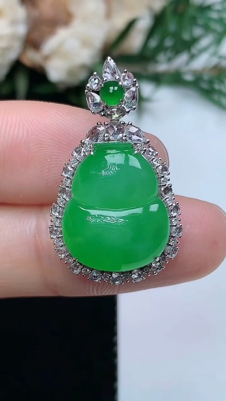 天然A货翡翠葫芦吊坠，尺寸27.5-16.3-8，裸石15.4-12.8，重量:4.26g
3月31日