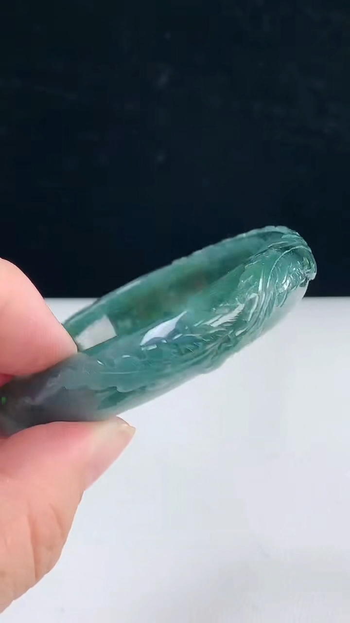 圈口55-56翡翠a货蓝水雕花宽边手镯尺寸55.5-13-9.2重:58.84g6493月31日