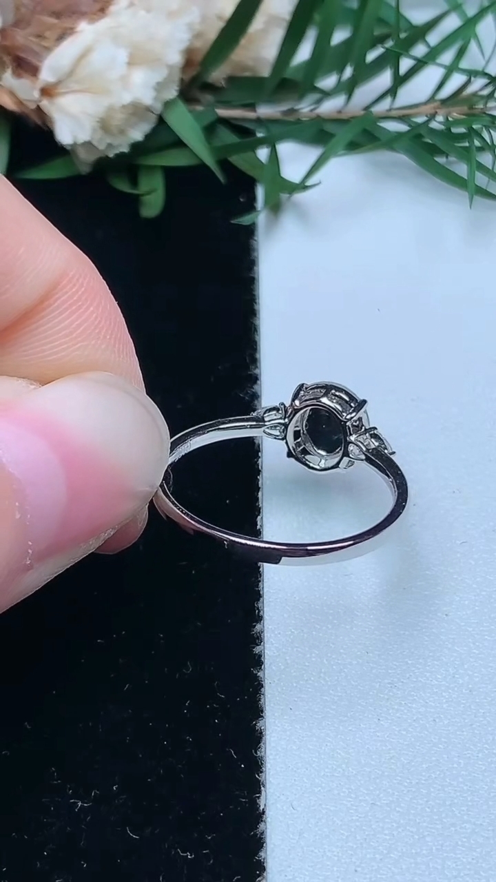 天然A货翡翠白冰蛋面戒指，尺寸17-7.4-6.8，重量:1.79g
3月31日