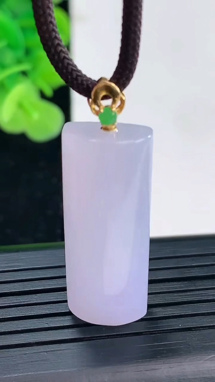 天然A货翡翠18K金紫罗兰无事牌吊坠尺寸31.4-12.2-9.5重量:9.70g
3月31日