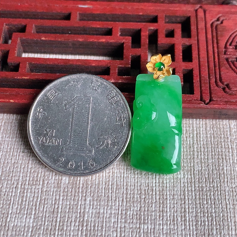 天然A货翡翠18K金扣头飘绿竹节节节高升吊坠 
尺寸28.8-23.6-11.8-6.5mm 重量3.82g 0329