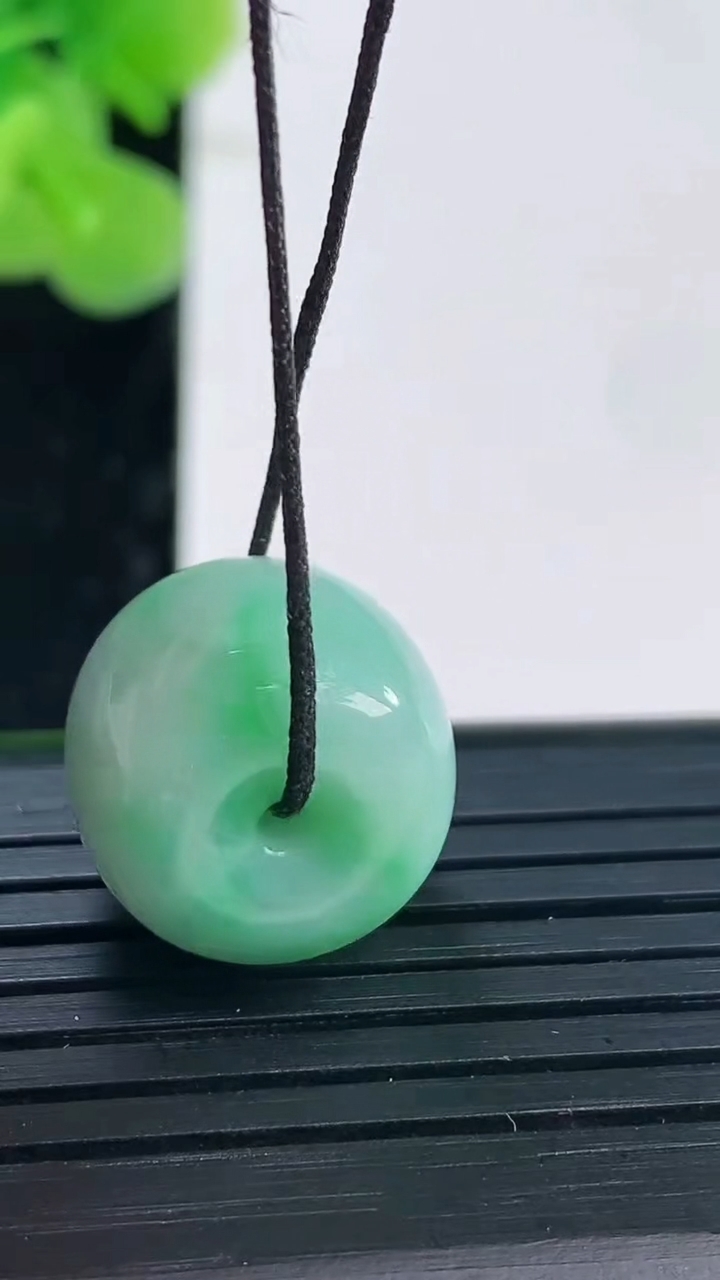 天然A货翡翠路路通吊坠尺寸15.1-12重量:6.06g
3月31日