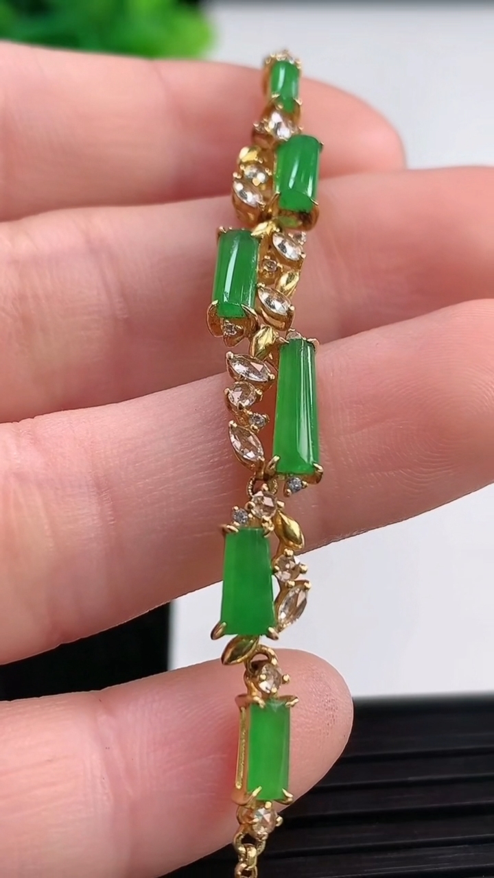 天然A货翡翠无事牌手链尺寸7.1-2.6重量:3.54g
3月31日