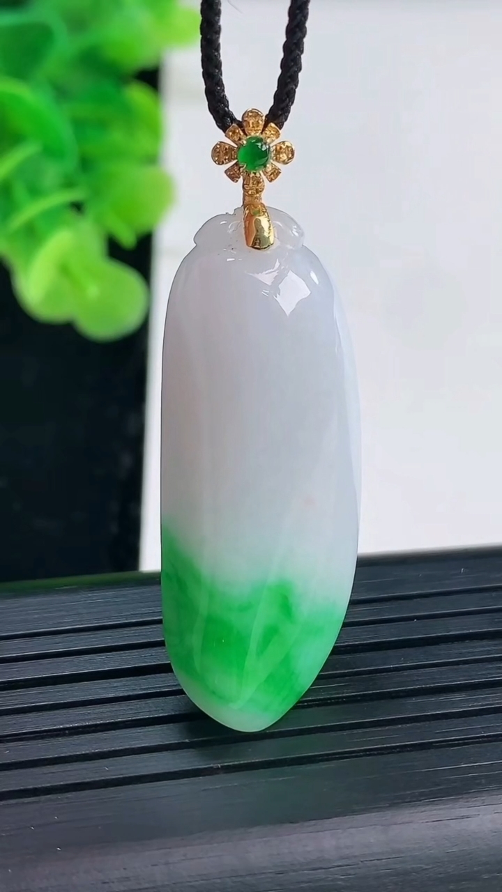 天然A货翡翠福瓜吊坠尺寸39.2-15.7-9.6重量:11.27g
3月31日