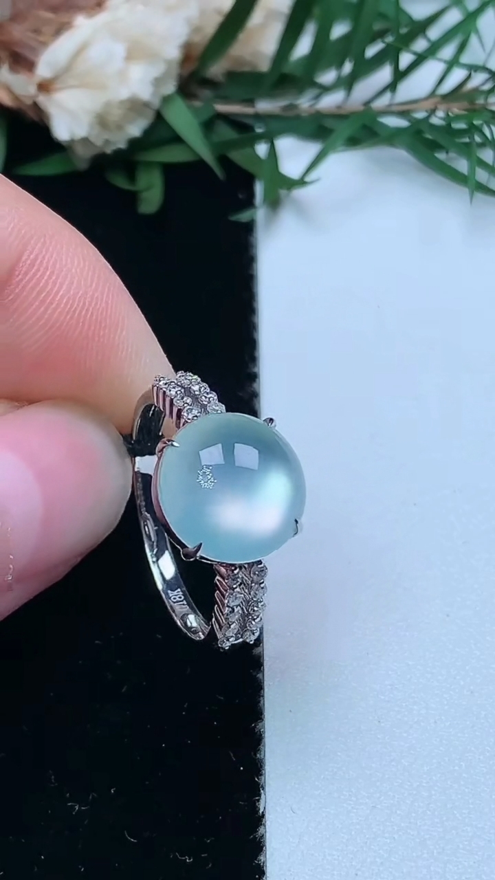 天然A货翡翠白冰蛋面戒指，尺寸17-10.3-10，重量:2.84g
3月31日