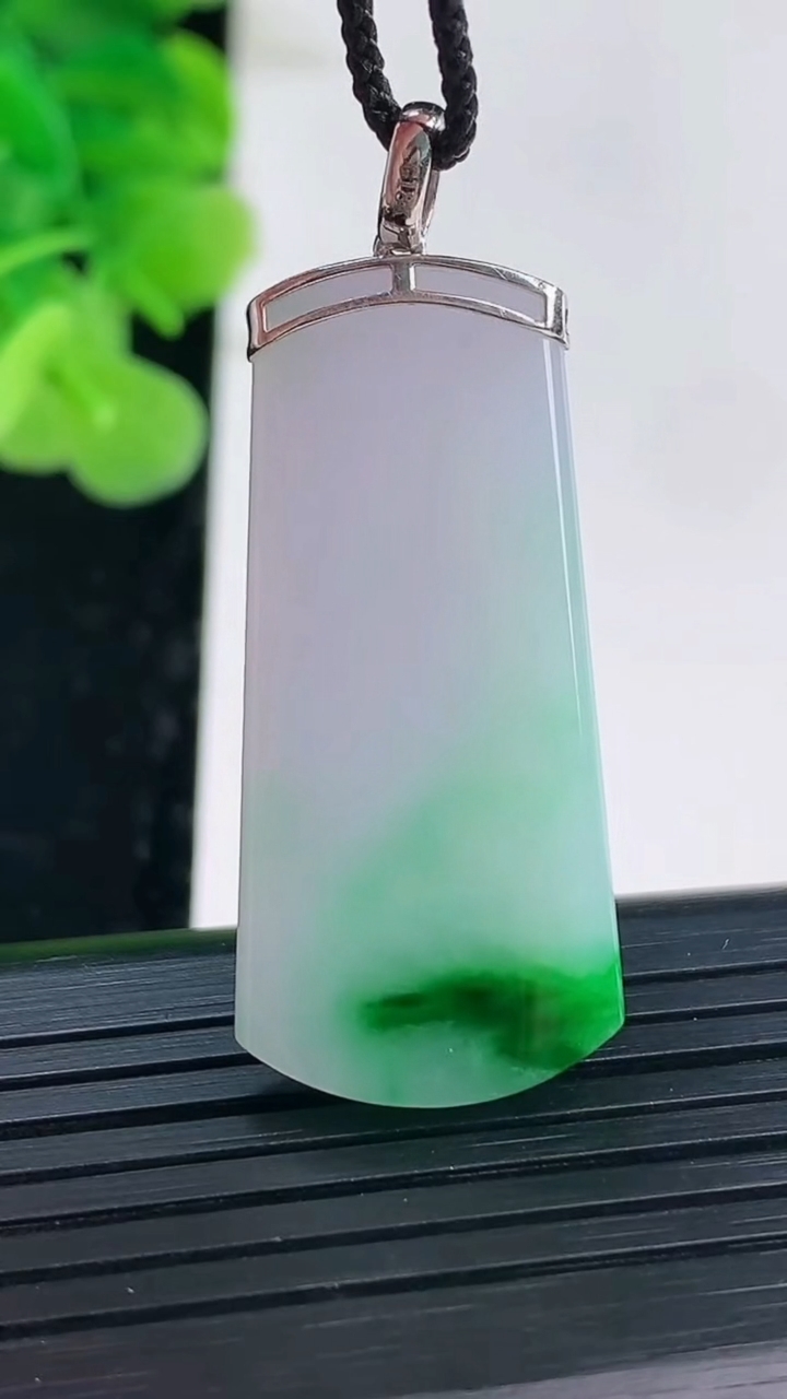 天然A货翡翠无事牌吊坠尺寸36-16.4-4.2重量:6.96g
3月31日