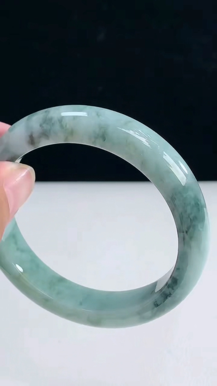 圈口55-56翡翠a货飘花宽边手镯尺寸55.5-12-8.8重:56.18g 2863月31日