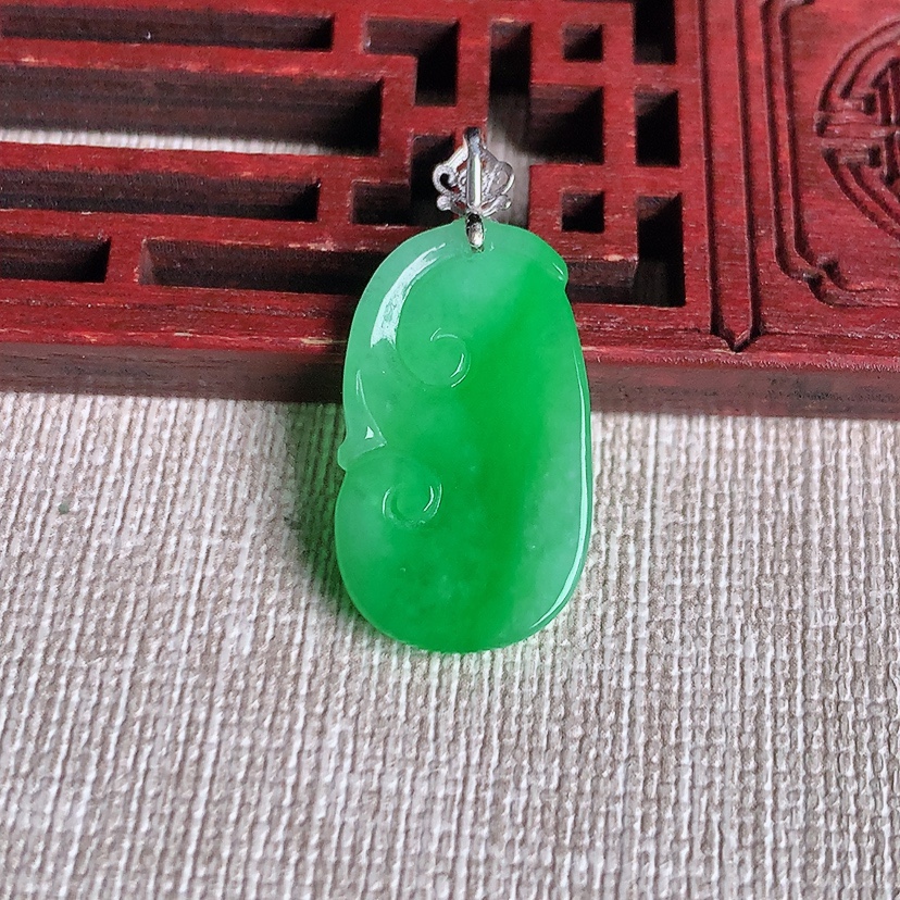 天然A货翡翠18K金扣头满绿如意吊坠 
尺寸29.3-23.5-13.8-3.5mm 重量2.15g 0329