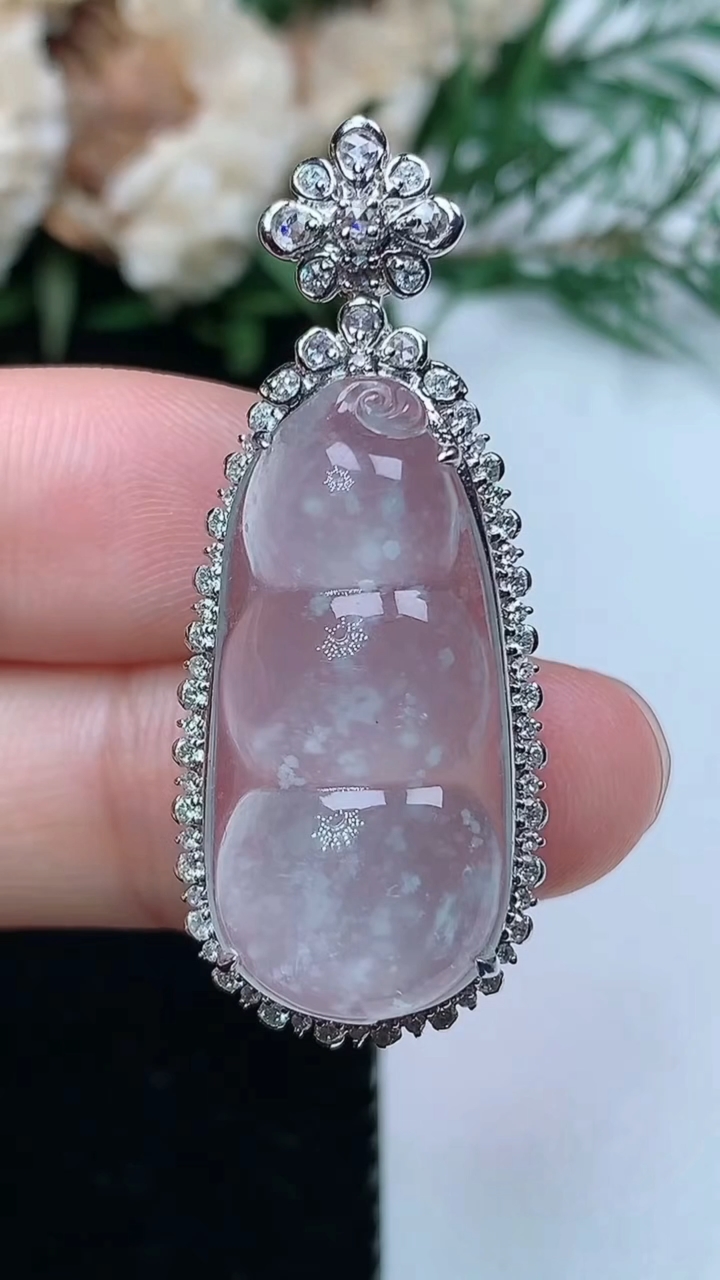 天然A货翡翠白冰福豆吊坠，尺寸39.5-15.9-9.9，裸石26.8-12.7，重量:5.34g
3月31日