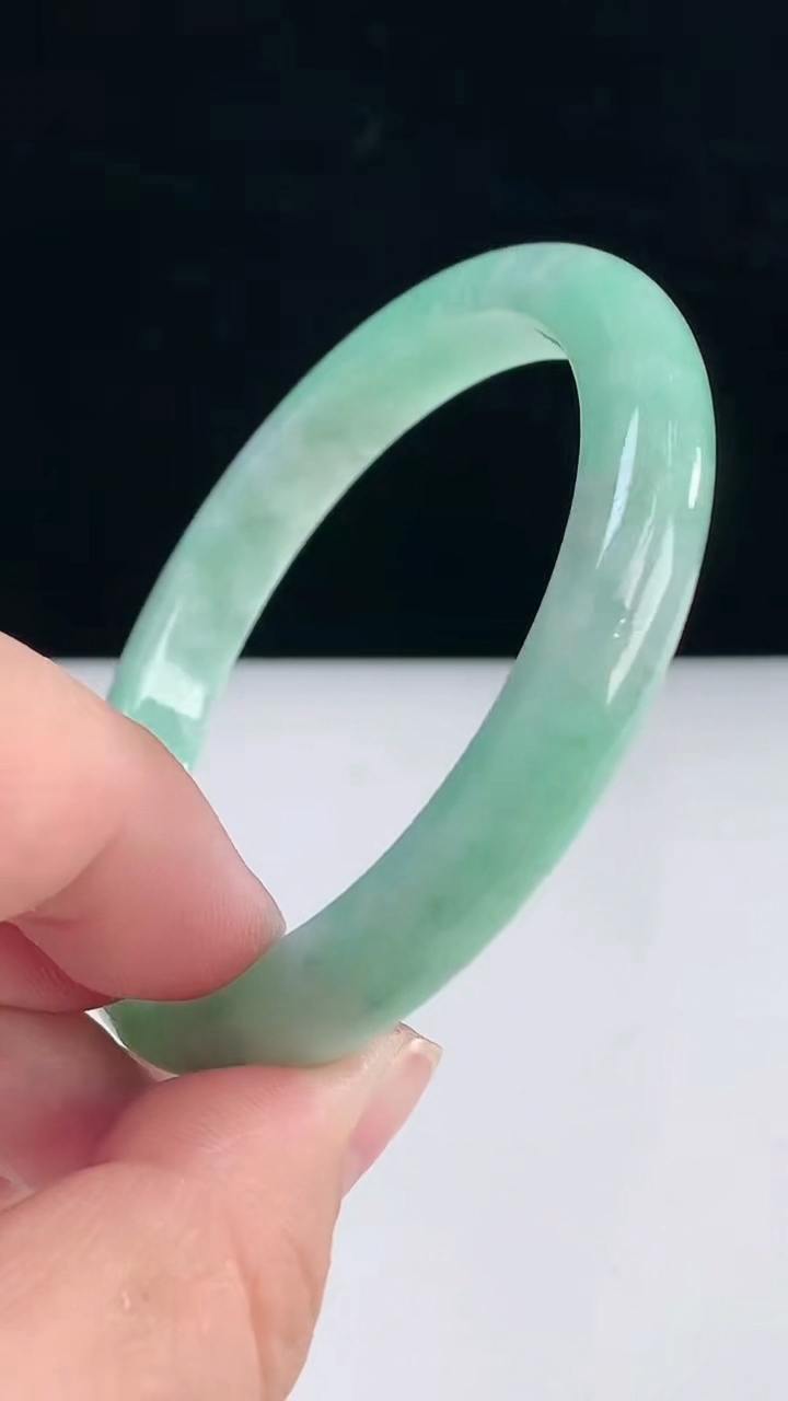 圈口55-56翡翠a货宽边手镯尺寸56-9-7.5重:60.31g 873月31日