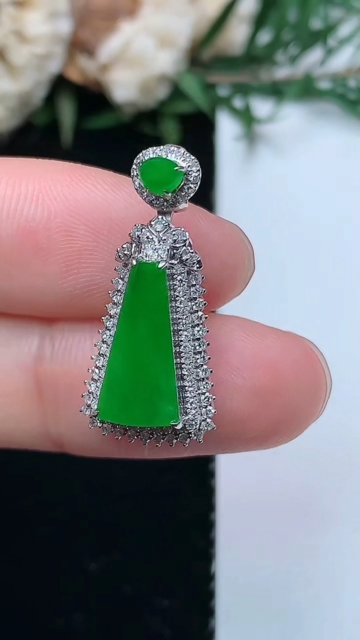 天然A货翡翠无事牌吊坠，尺寸24.6-11.6-7.9
3月31日