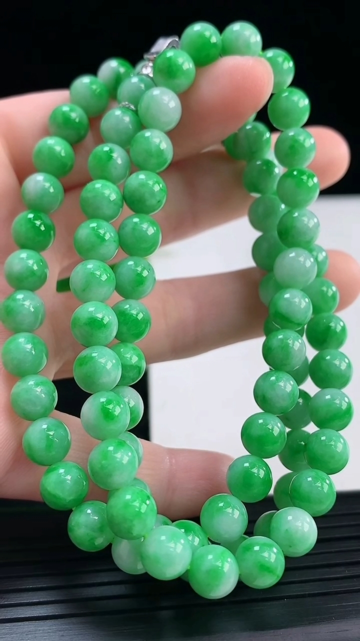 天然A货翡翠圆珠项链尺寸7.1-84颗重量:53.82g
3月31日