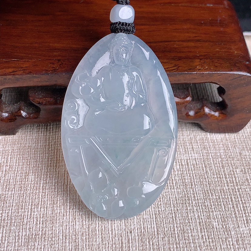 天然A货翡翠飘花大势至菩萨吊坠 
尺寸49.6-31.2-5.4mm 重量20.95g 0329