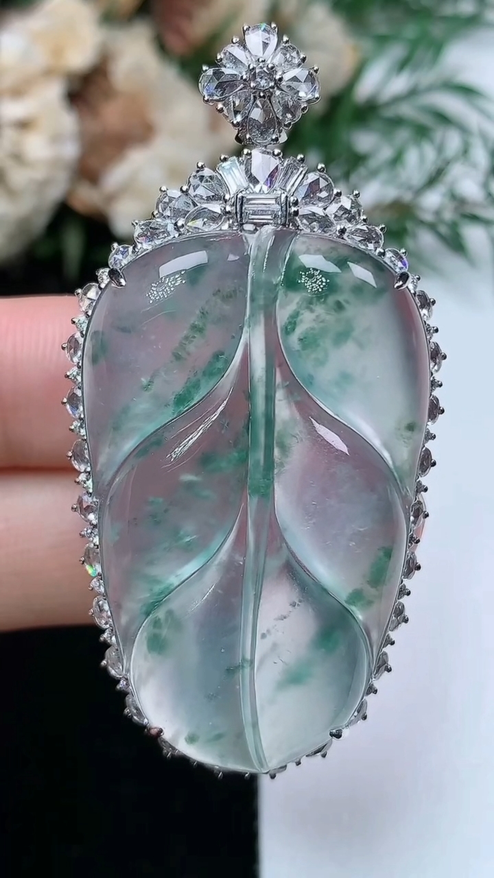 天然A货翡翠飘花金枝玉叶 叶子吊坠，尺寸54.9-28-10.8，裸石39-24.4，重量:12.6