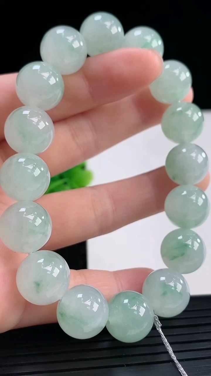 天然A货翡翠飘花圆珠手串尺寸12.6-16颗重量:53.98g3月31日
工厂直销收藏佳品,种好水足