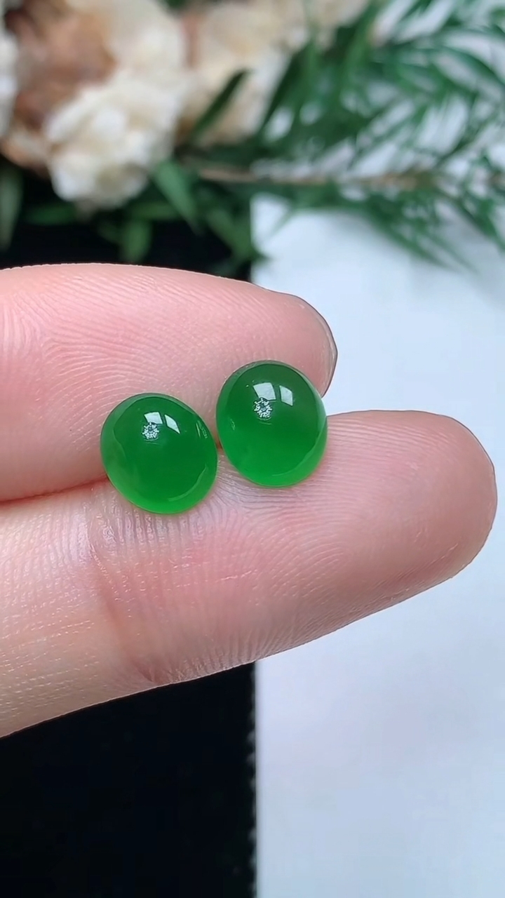 天然A货翡翠蛋面镶嵌件一对，尺寸7.4-6.7-3.8，重量:0.67g
3月31日