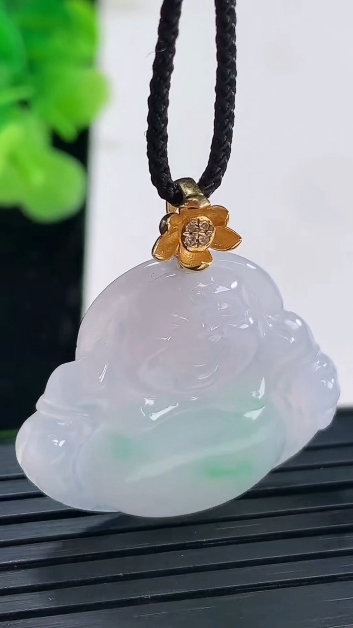 天然A货翡翠佛公吊坠尺寸26.1-29.3-5.1重量:6.54g
3月31日