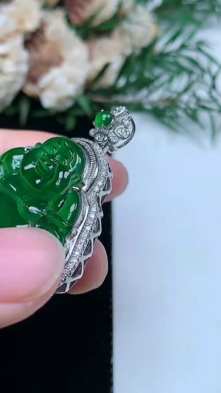 天然A货翡翠佛公吊坠，尺寸35.8-32.8-10.6，裸石21.5-30.4，重量:9.14g
3月31日