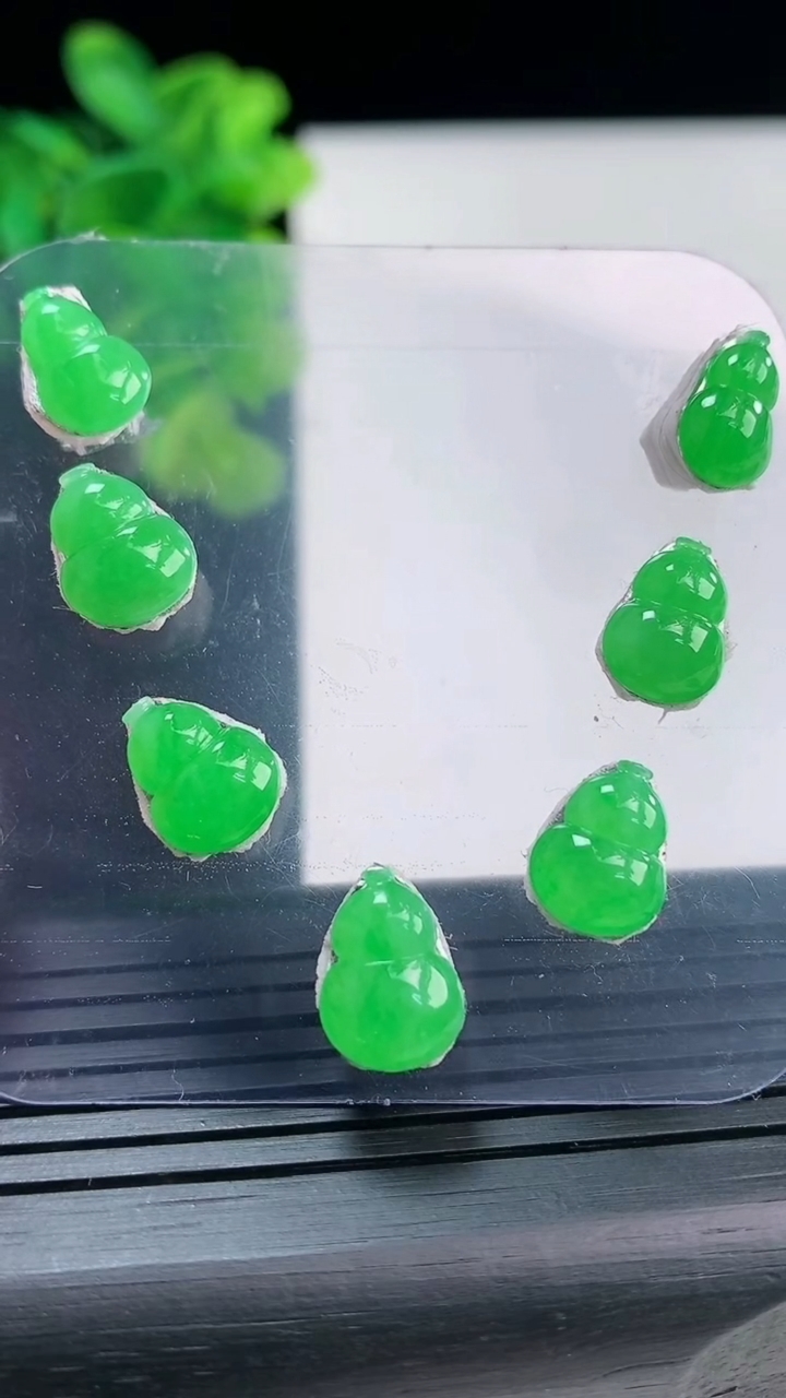 天然A货翡翠葫芦镶嵌件一手尺寸11.5-8.3-2重量:5.10g
3月31日