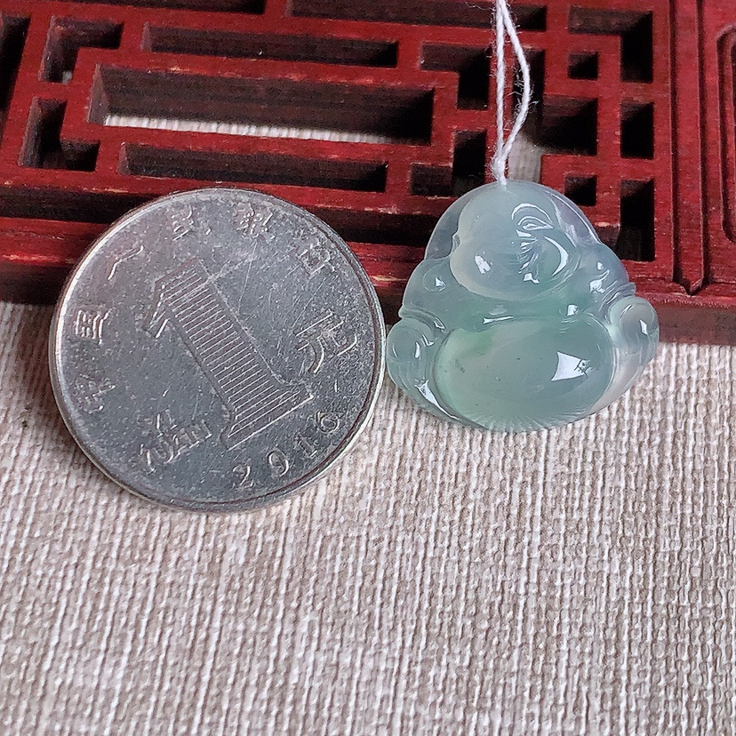 天然A货翡翠晴水佛公吊坠 
尺寸19-20.5-5.8mm 重量3.58g 0329
