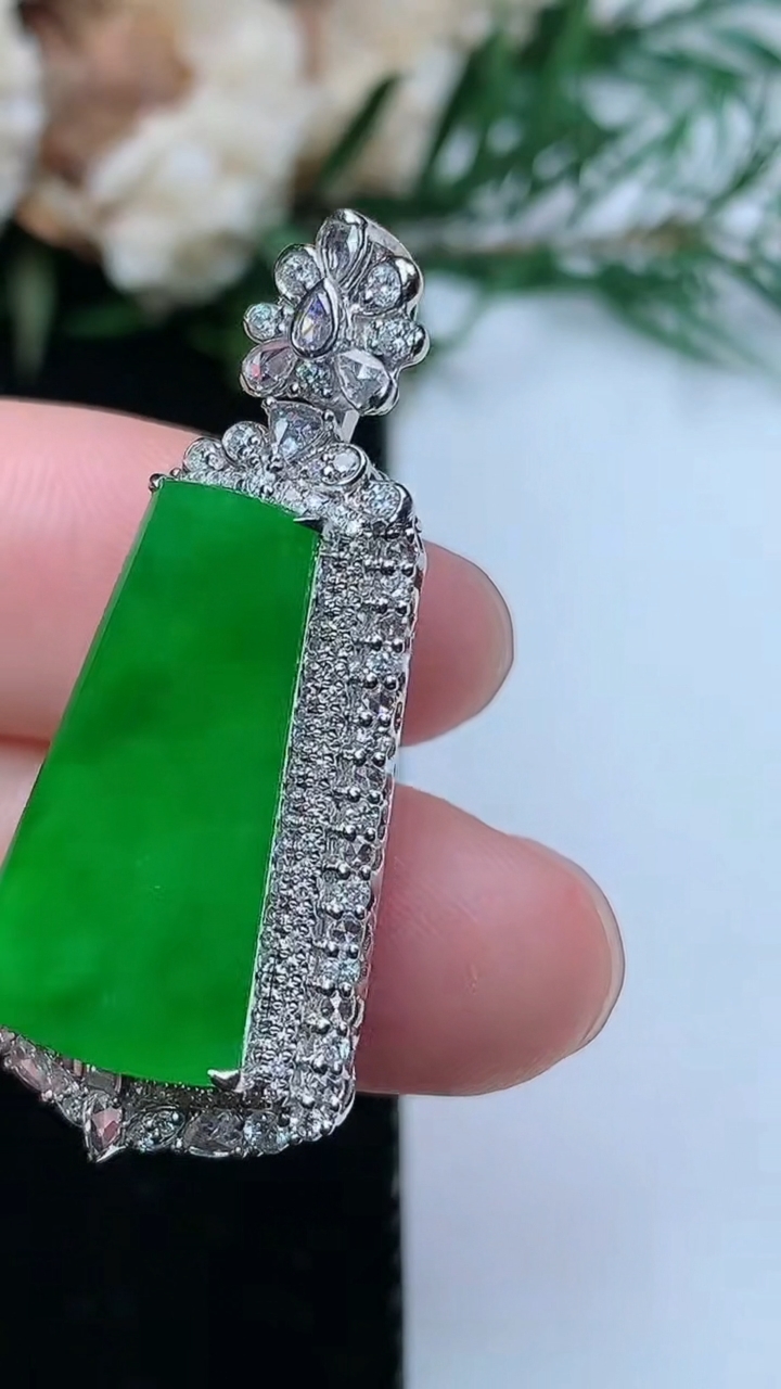 天然A货翡翠无事牌吊坠，尺寸36.7-17.3-9.6，裸石21.4-12，重量:5.32g
3月31日