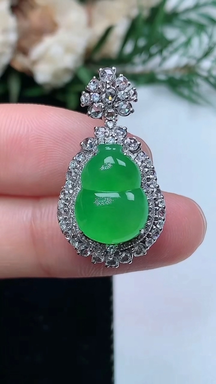 天然A货翡翠葫芦吊坠，尺寸27.2-15-10.8，裸石13-9.8，重量:4.17g
3月31日